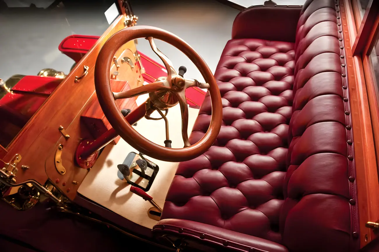 کابین کلاسیک خودروی فورد مدل T (Ford Model T) با صندلی چرمی قرمز
