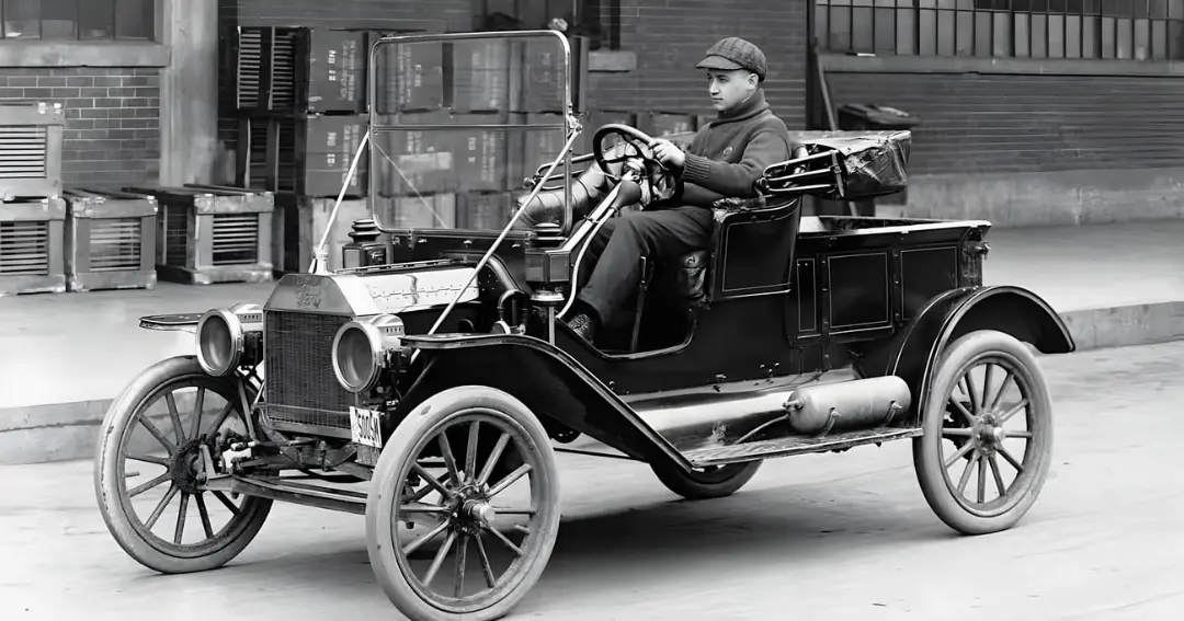 خودروی قدیمی فورد مدل تی (Ford Model T) در حال حرکت در خیابان