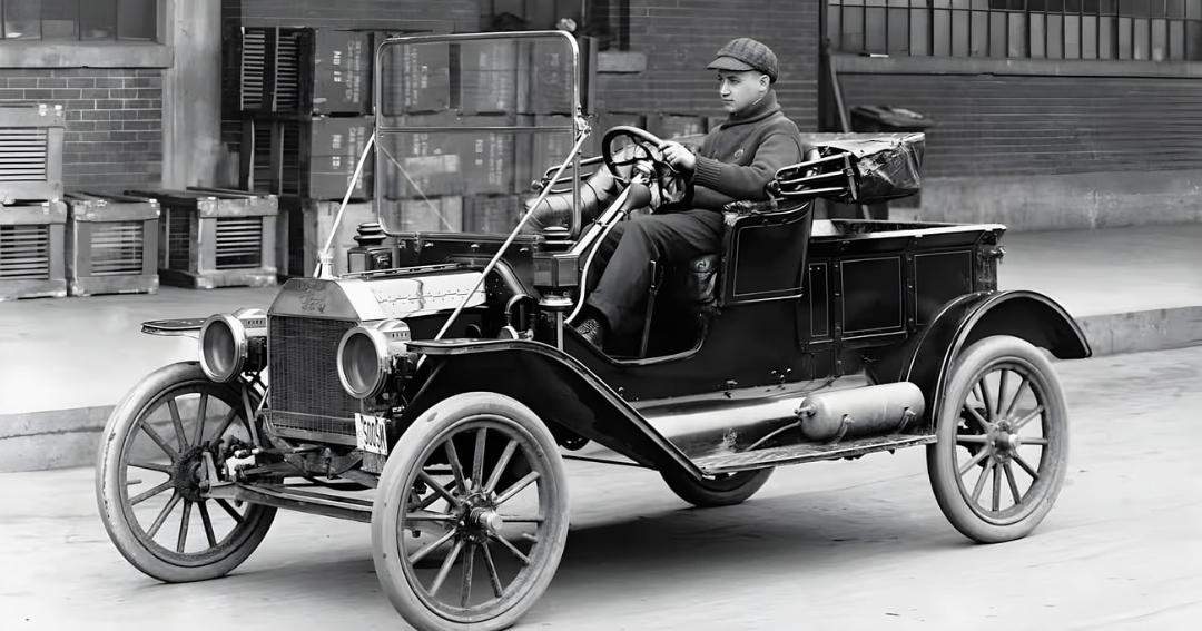 خودروی قدیمی فورد مدل تی (Ford Model T) در حال حرکت در خیابان
