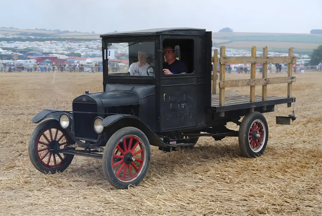 کامیون قدیمی فورد مدل T (Ford Model T) با چرخ‌های قرمز در یک مزرعه