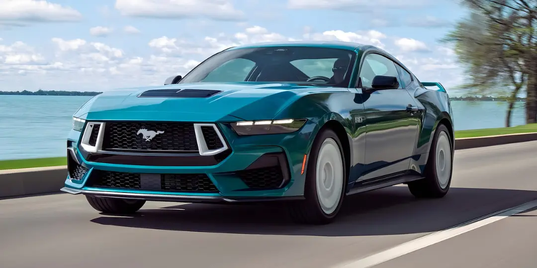 خودروی فورد موستانگ (Ford Mustang) مدل ۲۰۲۶ در حال حرکت در جاده