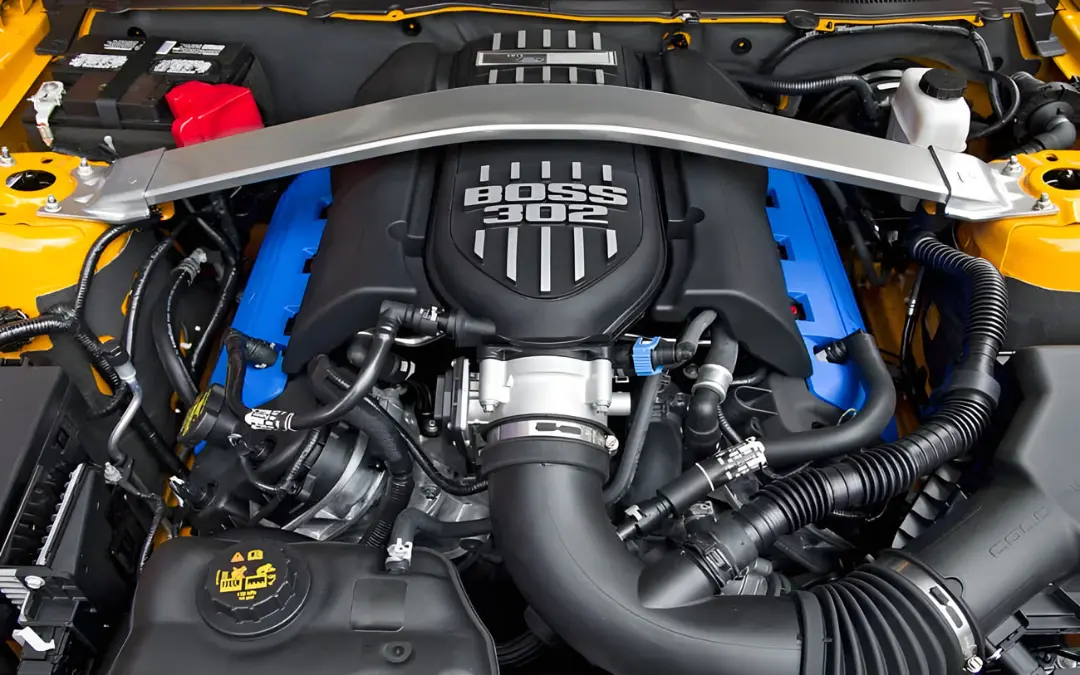 موتور تقویت‌شده فورد موستانگ (Ford Mustang) مدل ۲۰۱۲ با پوشش‌های آبی رنگ