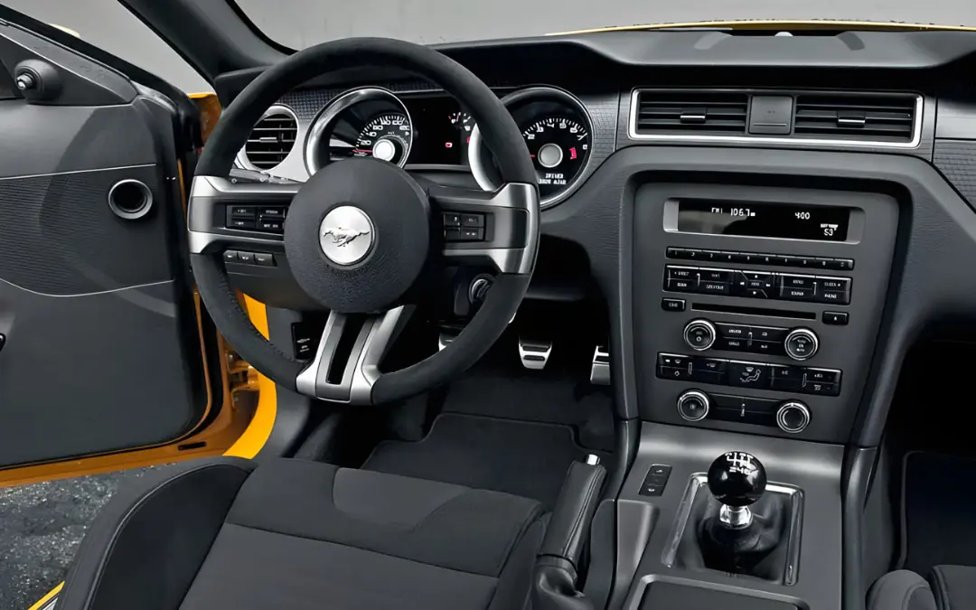 نمای داخلی کابین خودروی فورد موستانگ (Ford Mustang) مدل ۲۰۱۲