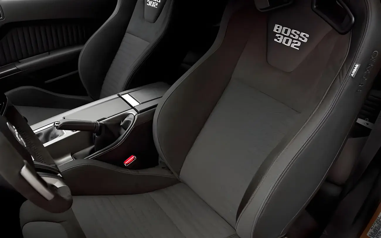صندلی‌های اسپرت با نشان BOSS 302 در کابین خودروی فورد موستانگ (Ford Mustang)