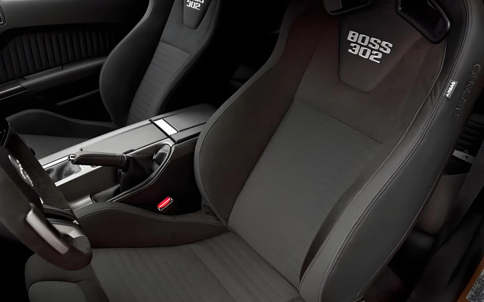 صندلیهای اسپرت با نشان BOSS 302 در کابین خودروی فورد موستانگ (Ford Mustang)