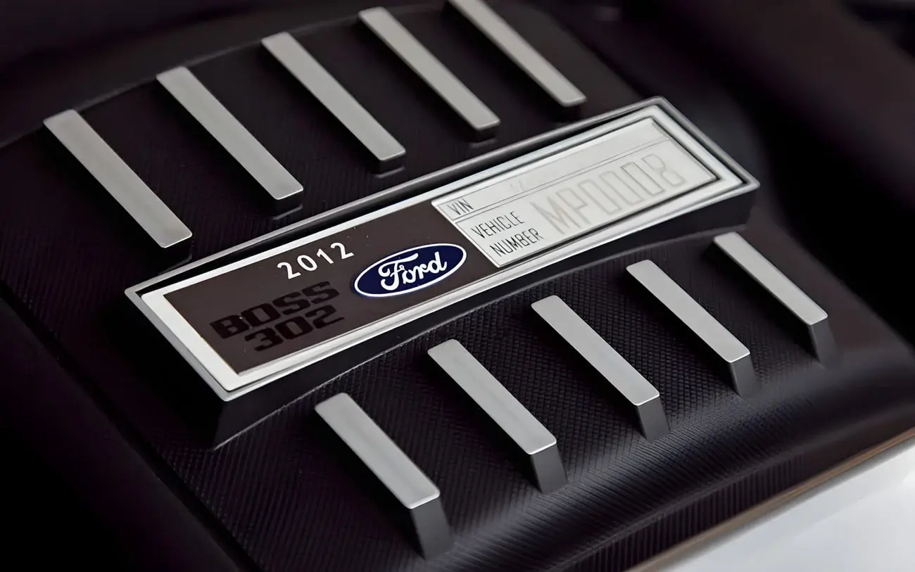 پلاک شناسایی موتور فورد (Ford) مدل ۲۰۱۲ باس ۳۰۲ روی بدنه خودرو