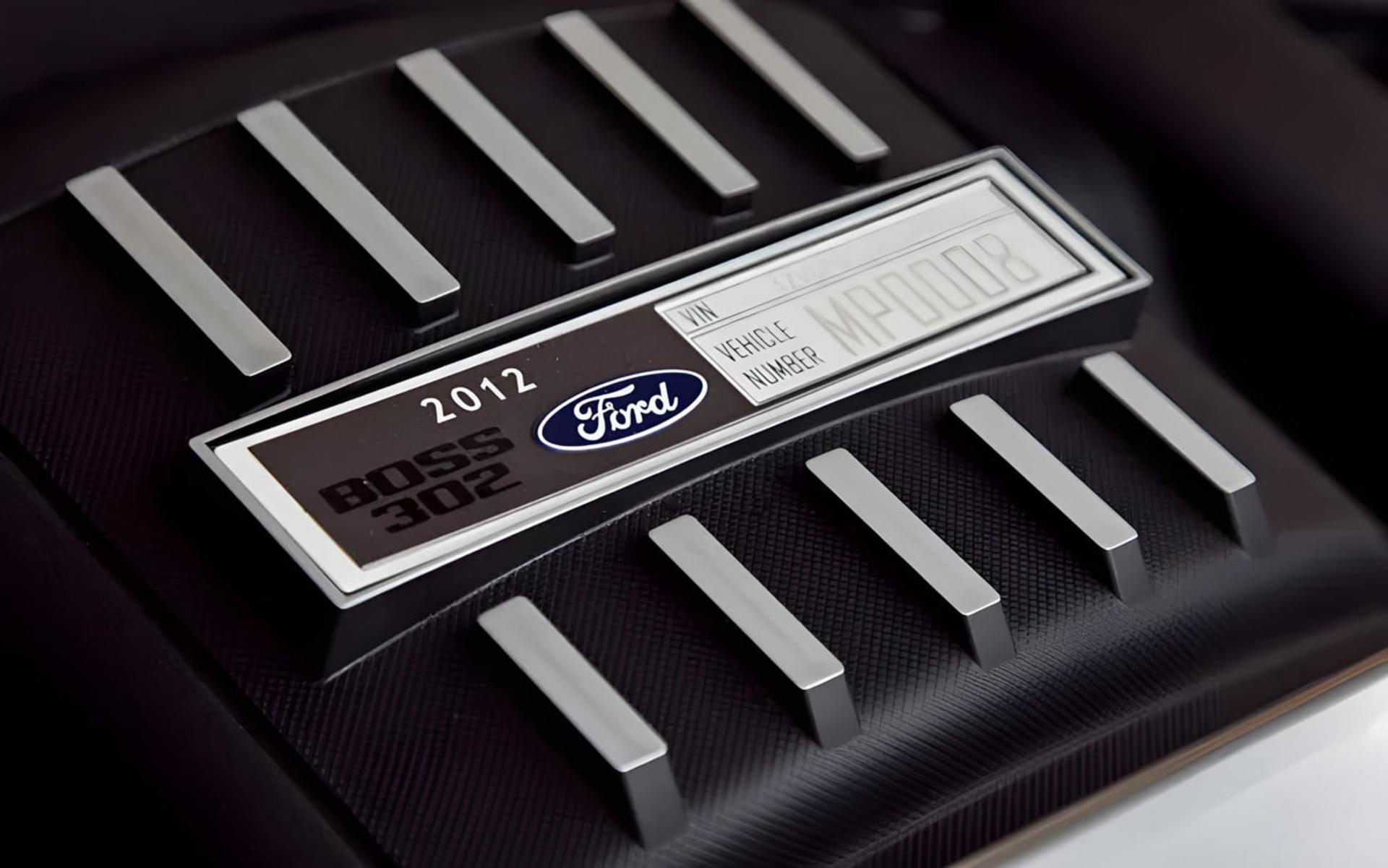 پلاک شناسایی موتور فورد (Ford) مدل ۲۰۱۲ باس ۳۰۲ روی بدنه خودرو