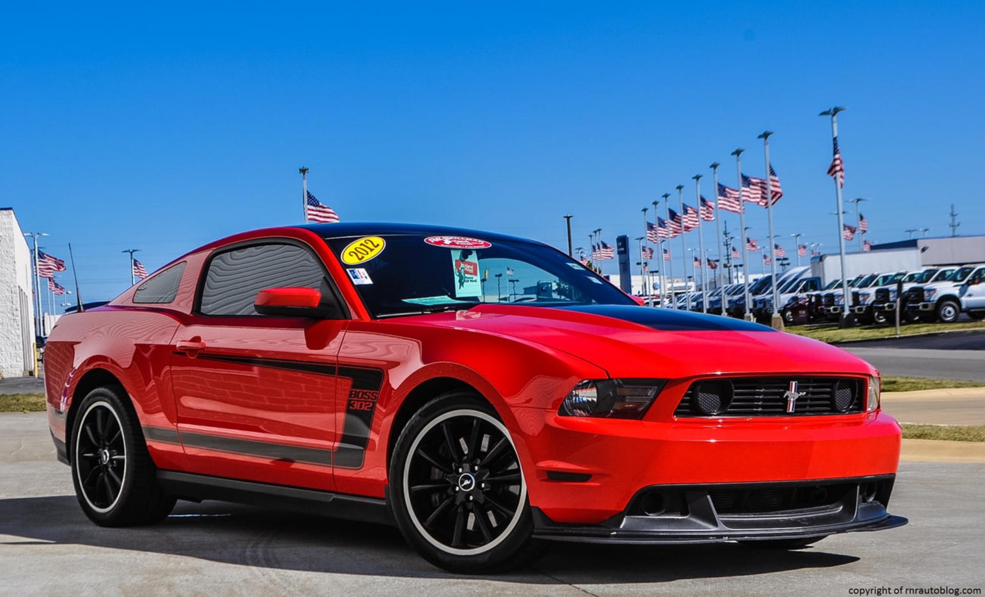 خودروی قرمز فورد موستانگ (Ford Mustang) مدل 2012 با خطوط سیاه جانبی