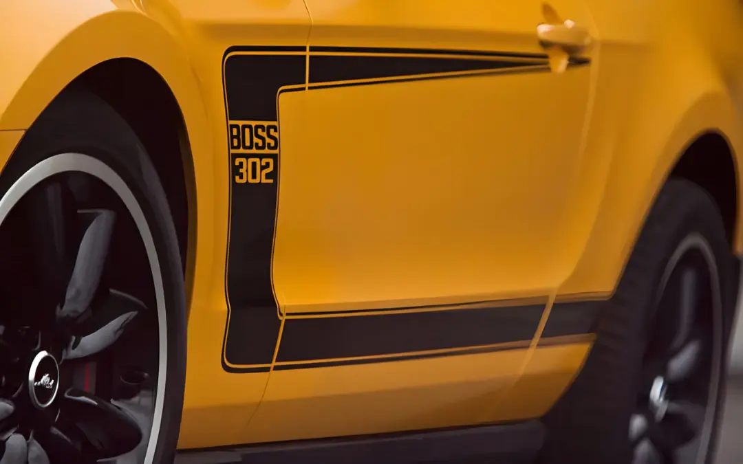 لوگوی BOSS 302 روی بدنه زرد رنگ خودروی فورد موستانگ (Ford Mustang)