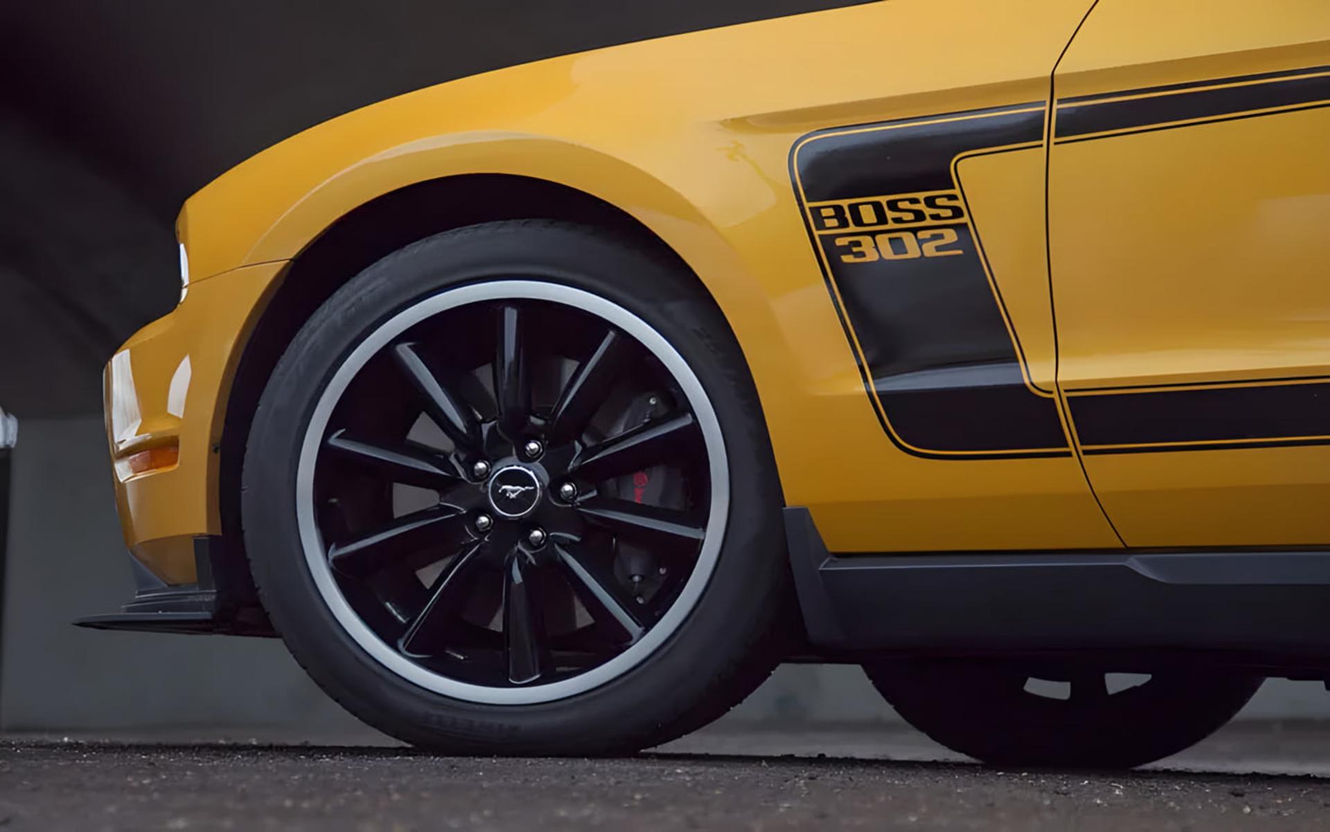 چرخ و رینگ مشکی فورد موستانگ (Ford Mustang) مدل Boss 302