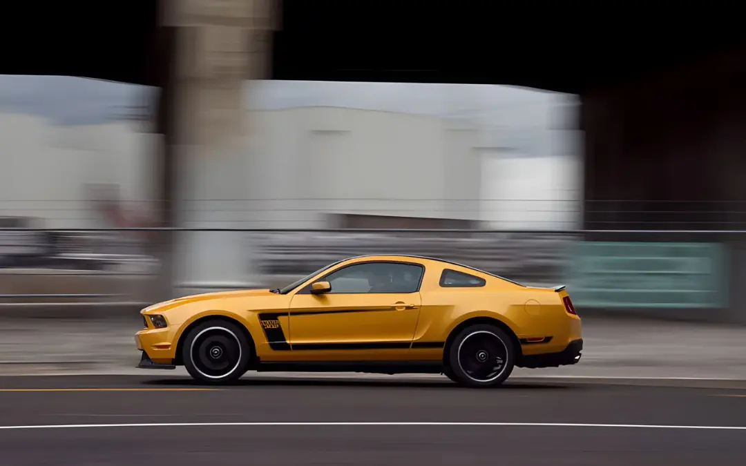 خودرو زرد رنگ فورد موستانگ باس 302 (Ford Mustang Boss 302) در حال حرکت