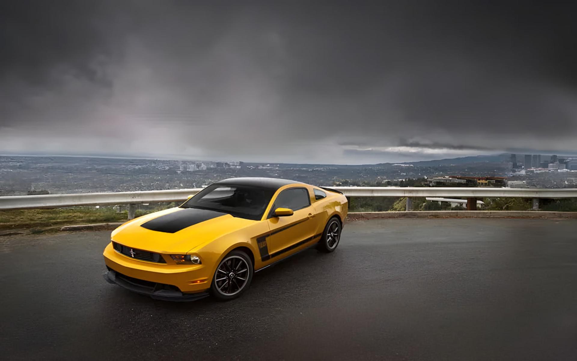 خودروی زرد رنگ فورد موستانگ باس 302 (Ford Mustang Boss 302) در جادهای کوهستانی