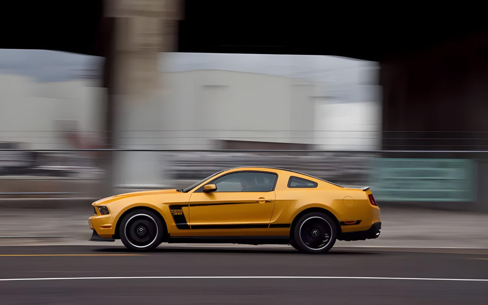 خودرو زرد رنگ فورد موستانگ باس 302 (Ford Mustang Boss 302) در حال حرکت