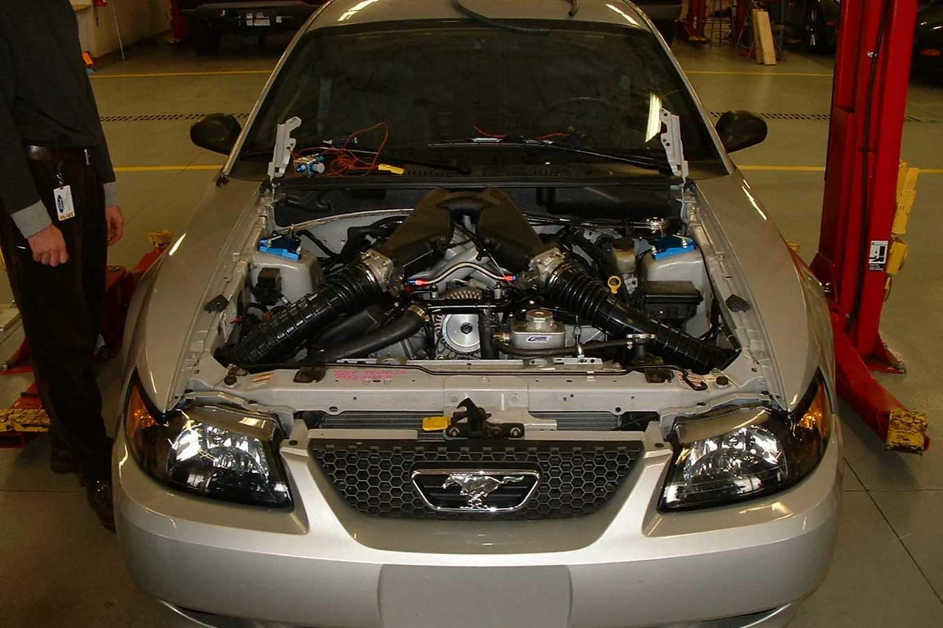 موتور ۱۰ سیلندر (10-Cylinder) نصب شده در کاپوت خودروی فورد موستانگ (Ford Mustang)