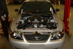 موتور ۱۰ سیلندر (10-Cylinder) نصب شده در کاپوت خودروی فورد موستانگ (Ford Mustang)