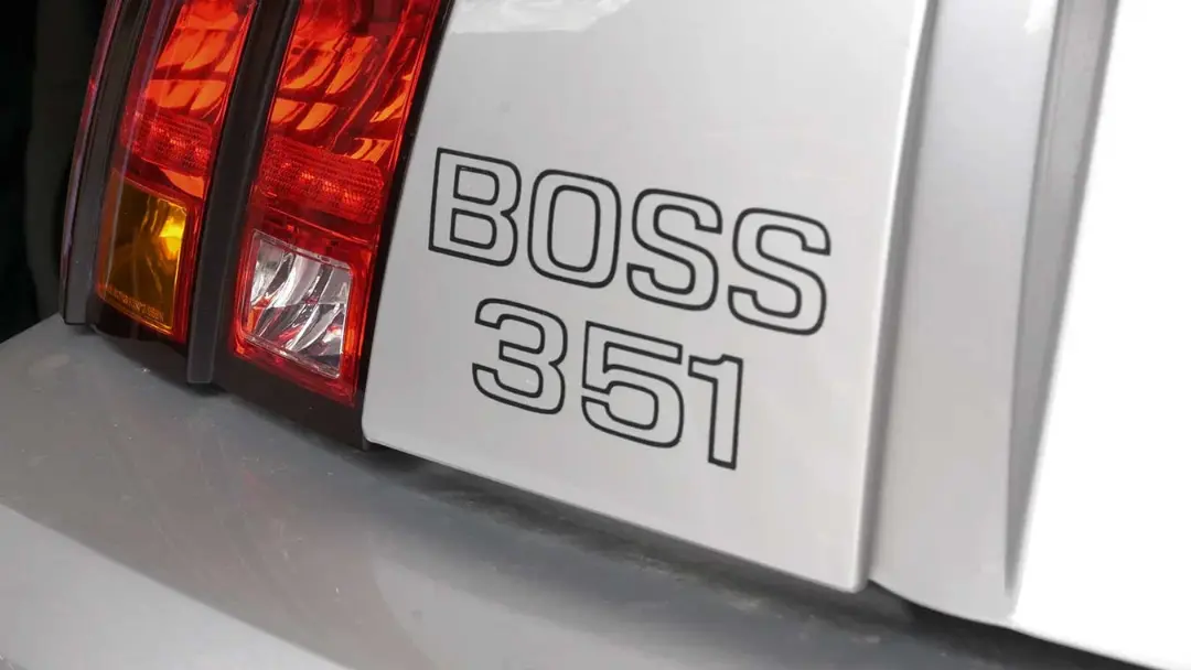 نشان BOSS 351 روی بدنه نقره‌ای خودروی فورد موستانگ (Ford Mustang)
