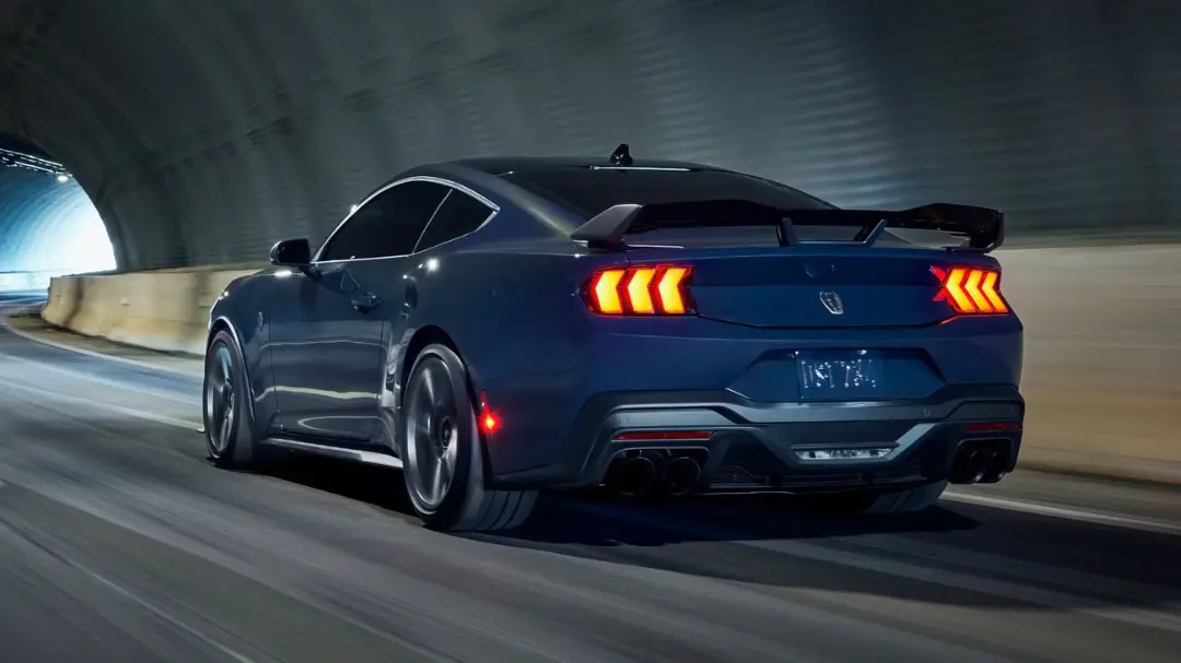 فورد موستانگ (Ford Mustang) کوپه با قدرت بالای ۵۰۰ اسب‌بخار در حال حرکت