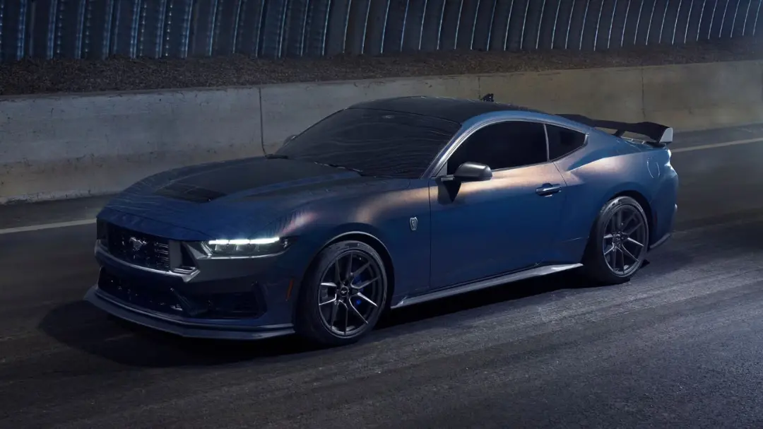 خودرو کوپه فورد موستانگ (Ford Mustang) با رنگ آبی تیره در جاده