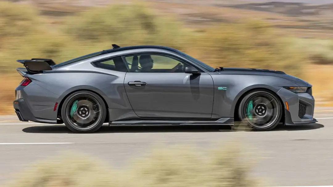 خودرو موستانگ دارک هورس SC (Mustang Dark Horse SC) در حال حرکت سریع در جاده