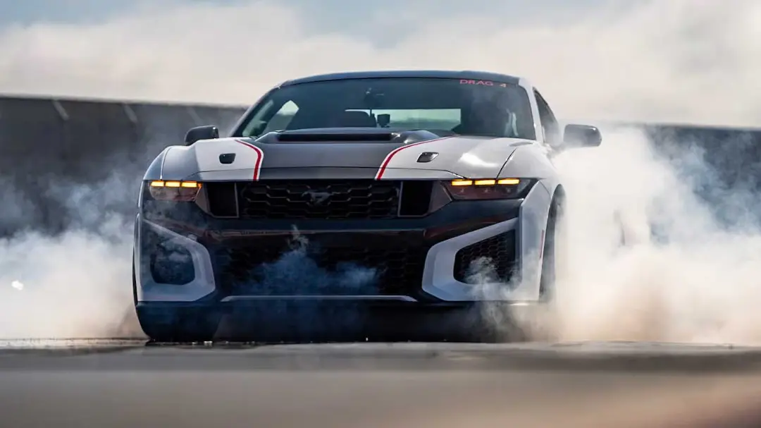 خودروی موستانگ دارک هورس (Mustang Dark Horse) در حال حرکت میان دود لاستیک