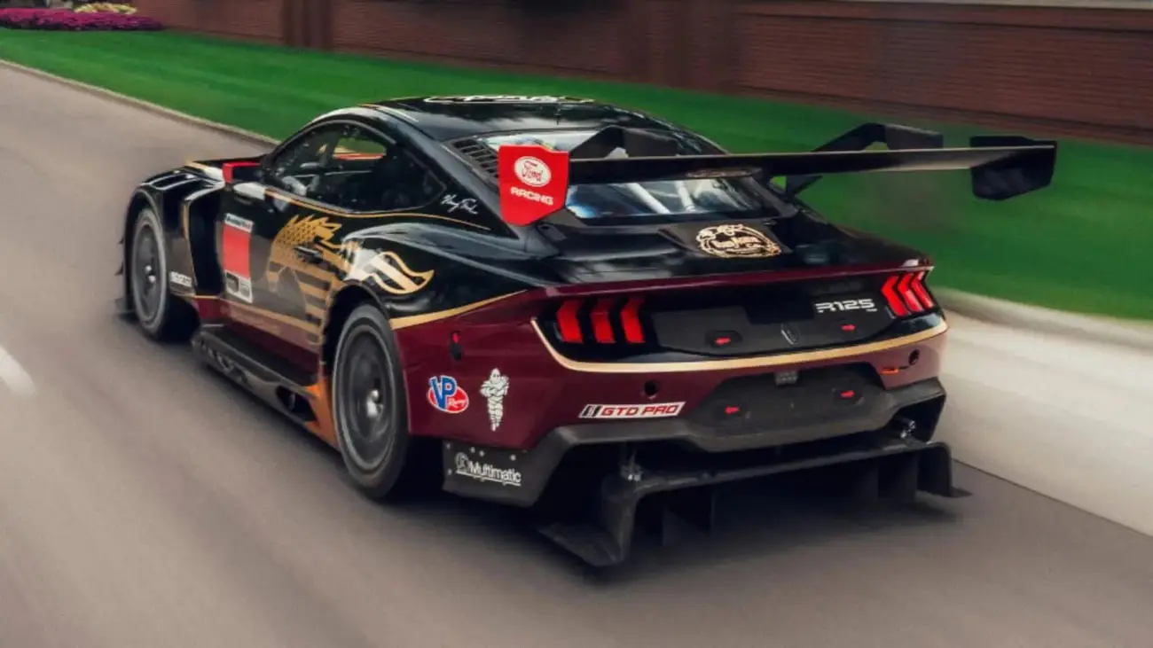 خودروی مسابقه‌ای فورد با موستانگ GT3 (Ford Mustang GT3) در حال حرکت در پیست