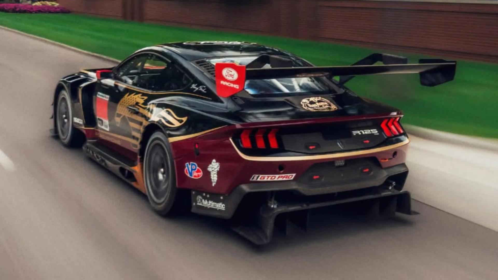 خودروی مسابقهای فورد با موستانگ GT3 (Ford Mustang GT3) در حال حرکت در پیست