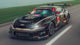 خودروی مسابقه‌ای فورد (Ford) مدل Mustang GT3 در حال حرکت در پیست