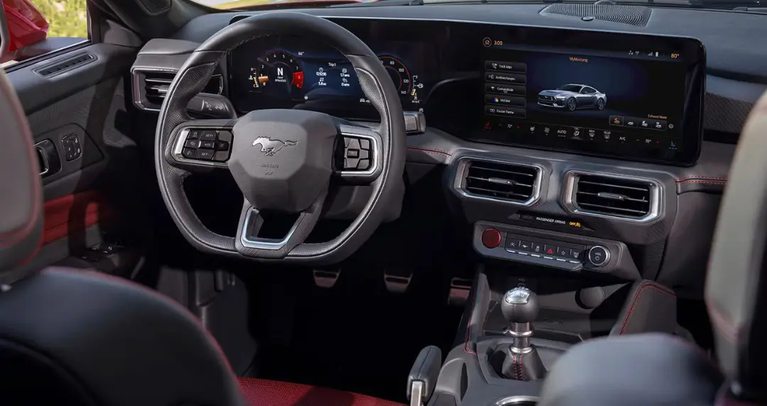 نمای داخلی و داشبورد خودروی فورد موستانگ (Ford Mustang) با نمایشگر دیجیتال