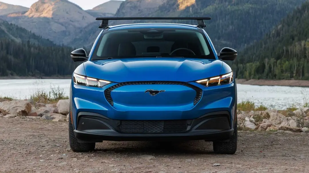 خودرو فورد موستانگ (Ford Mustang) Mach-E مدل ۲۰۲۷ با رنگ آبی در طبیعت