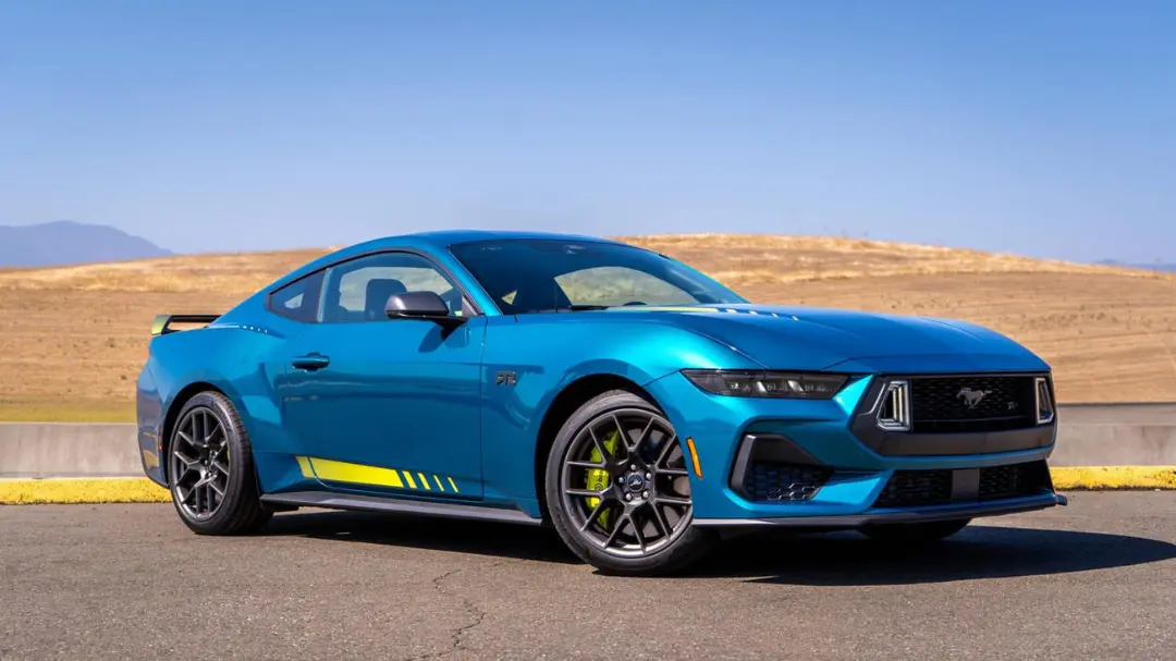 خودروی فورد موستانگ RTR (Ford Mustang RTR) مدل ۲۰۲۶ با رنگ آبی متالیک در فضای باز