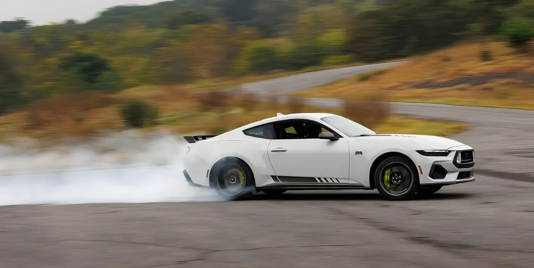 خودروی سفید فورد موستانگ RTR (Ford Mustang RTR) در حال انجام دریفت در پیست