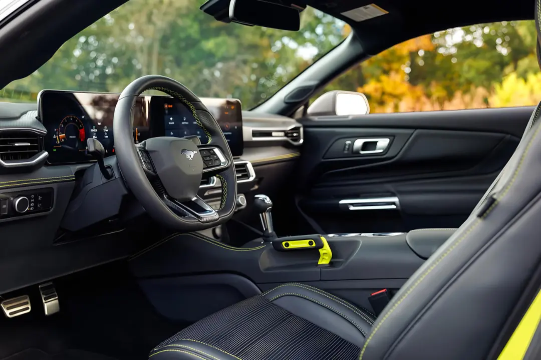 کابین خودروی فورد موستانگ RTR (Ford Mustang RTR) با طراحی اسپرت و دوخت‌های زرد