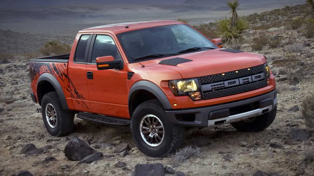 پیکاپ فورد F-150 رپتور (Ford F-150 Raptor) نارنجی در مسیر آفرود