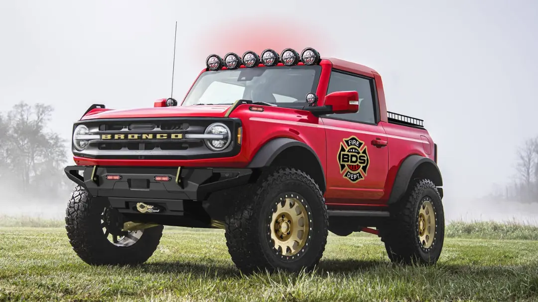 پیکاپ فورد اسکرامبلر (Ford Scrambler) قرمز با لاستیک‌های آف‌رود و نورپردازی سقفی