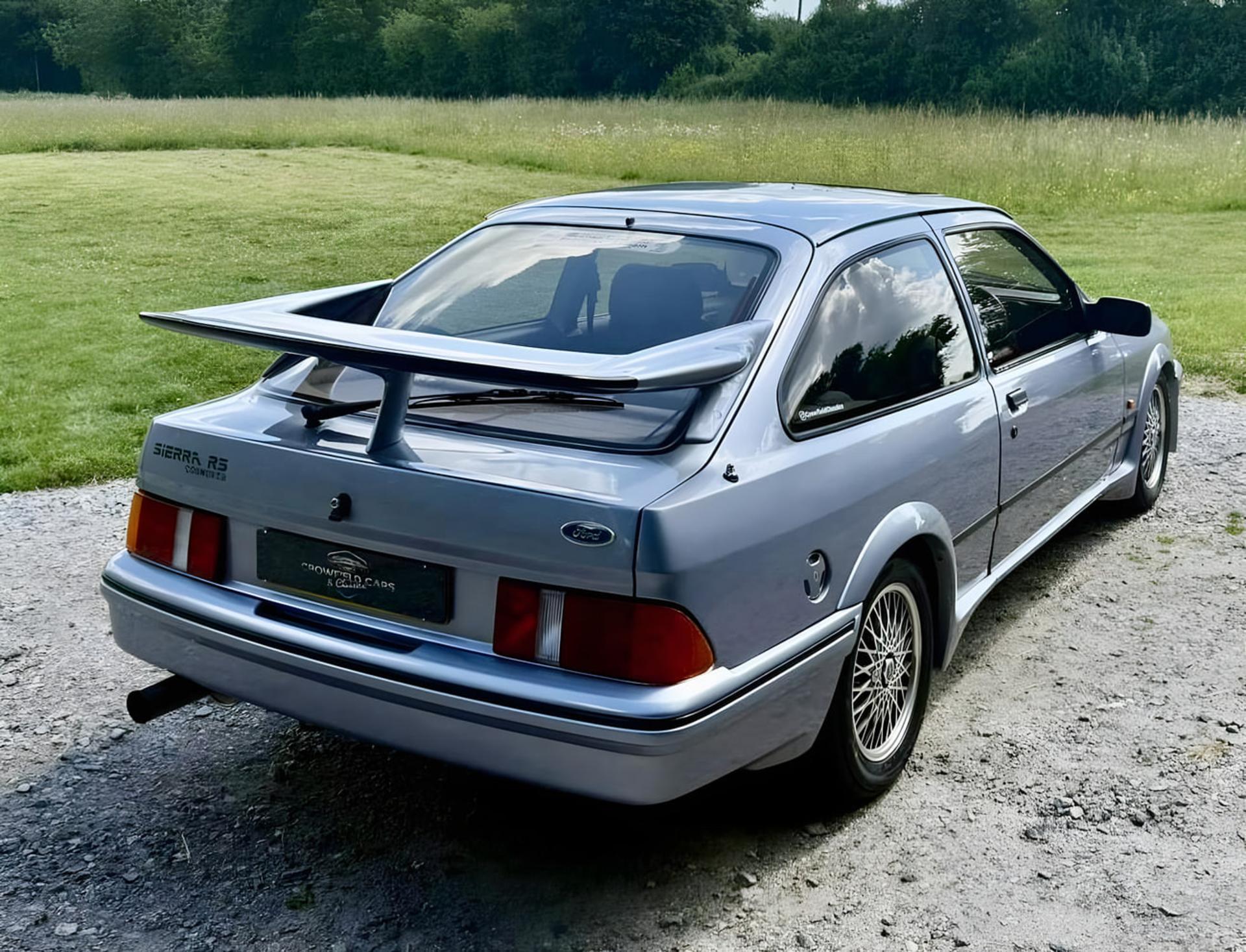 خودروی فورد سیرا (Ford Sierra) مدل RS با رنگ آبی متالیک در فضای باز