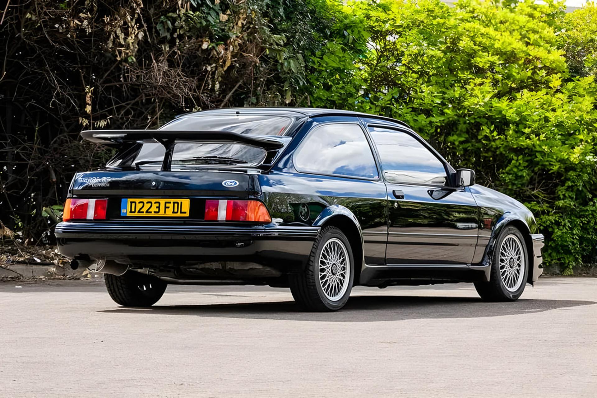 خودروی فورد سیریا (Ford Sierra) RS Cosworth مشکی رنگ در فضای باز
