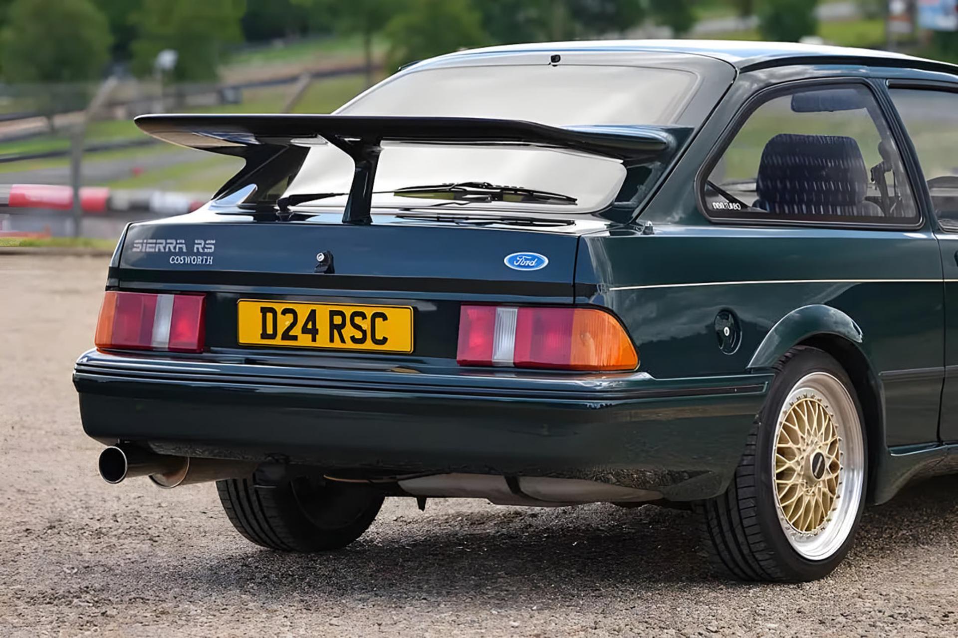 نمای عقب خودروی کلاسیک فورد سیرا آر اس (Ford Sierra RS Cosworth) سبز رنگ