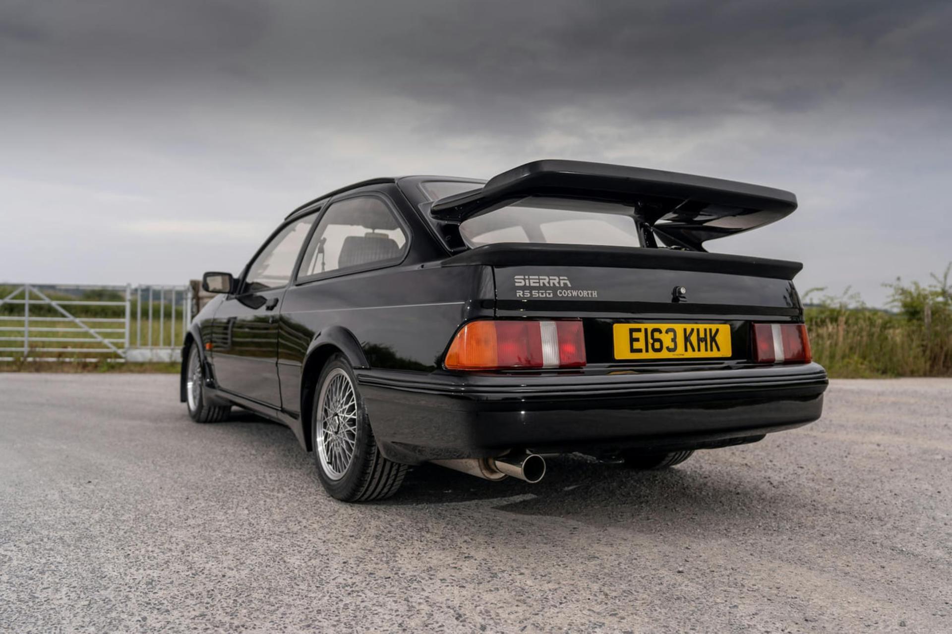 خودروی کلاسیک فورد سیرا (Ford Sierra) RS500 Cosworth مشکی رنگ
