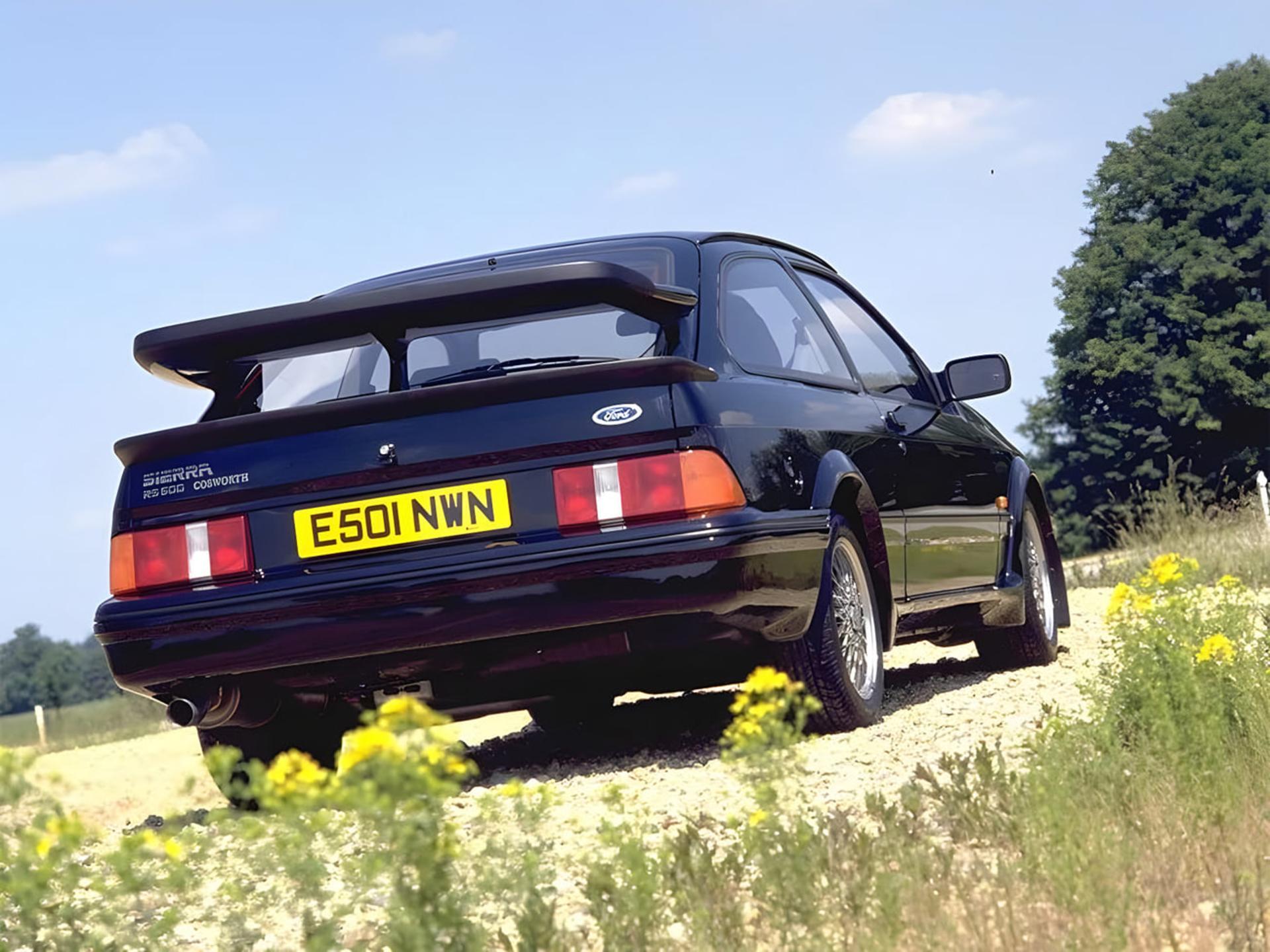خودروی فورد سیرا (Ford Sierra) RS500 Cosworth مشکی در جاده‌ای خاکی