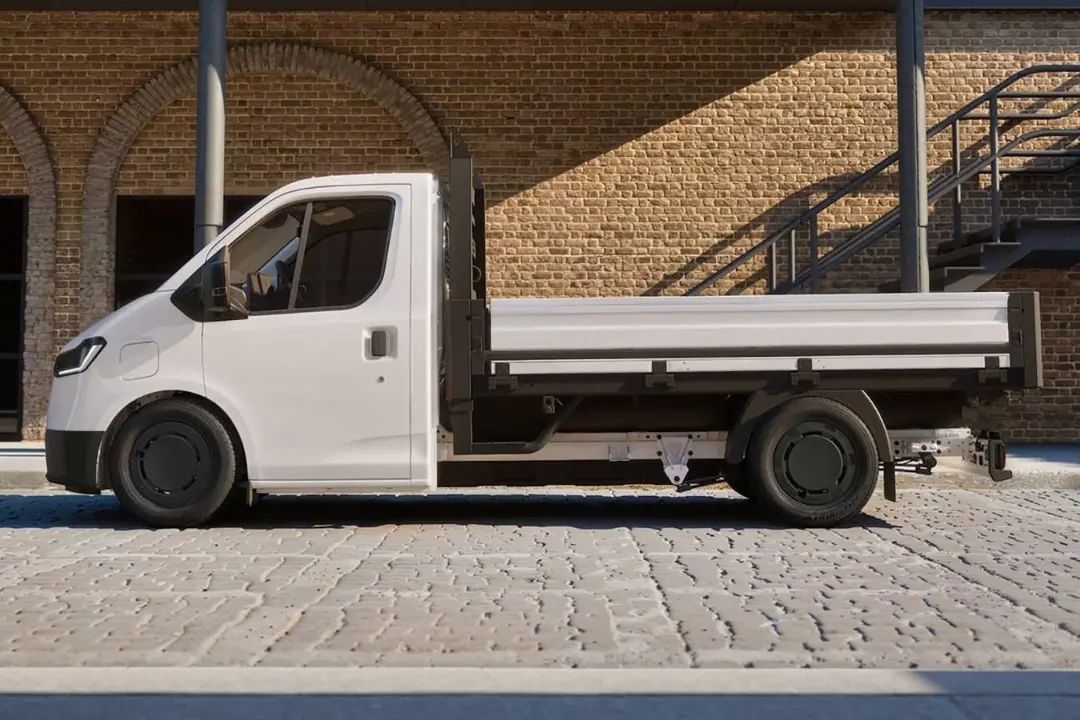 ون برقی فورد ترانزیت سیتی (Ford Transit City) با بدنه سفید و اتاق بار باز