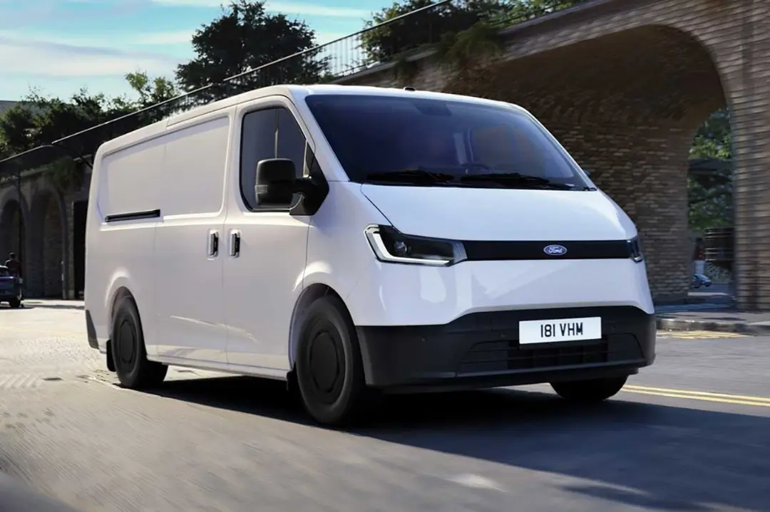 ون برقی فورد ترانزیت سیتی (Ford Transit City) سفید رنگ در حال حرکت در خیابان
