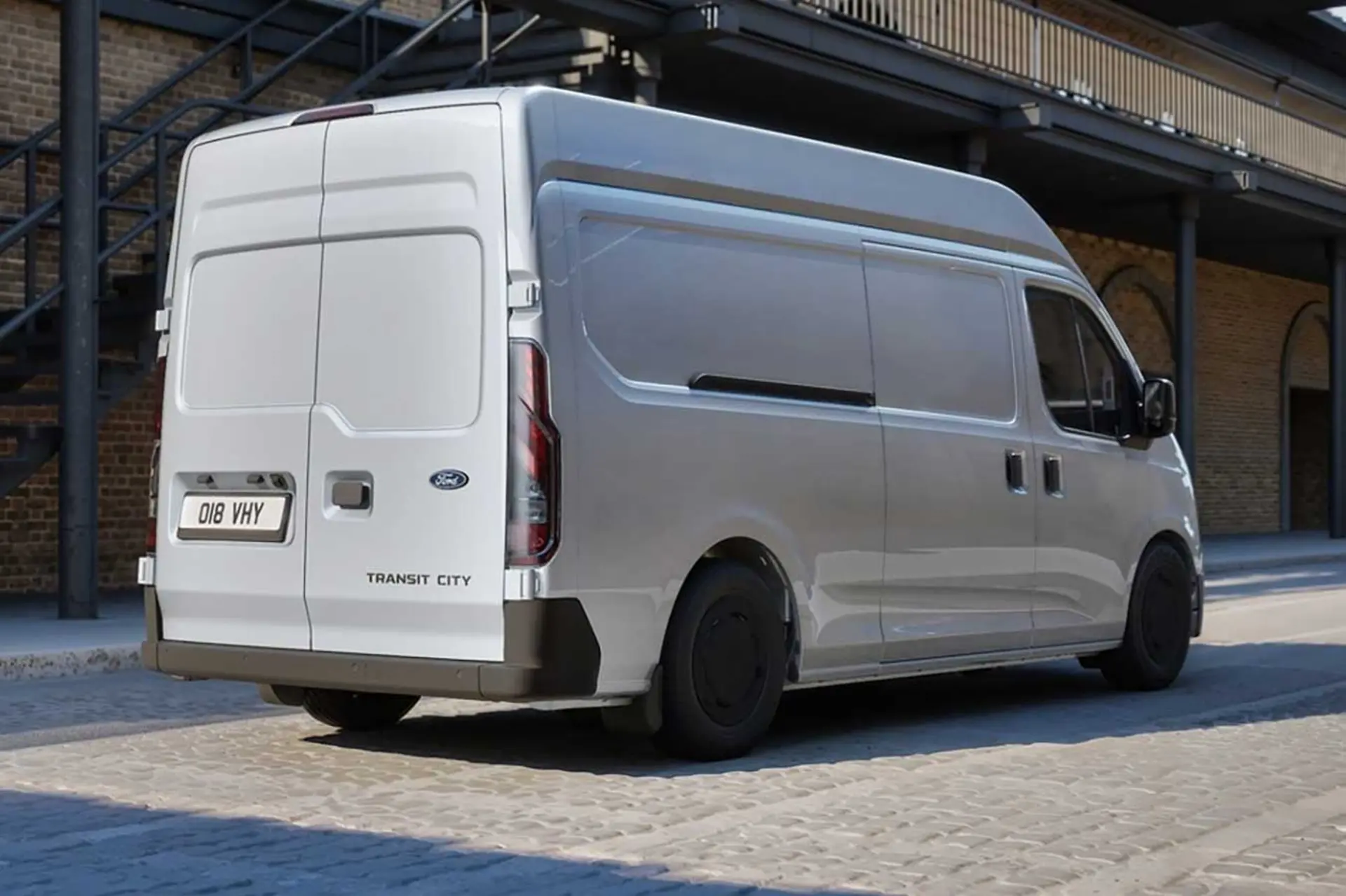 ون برقی فورد ترانزیت سیتی (Ford Transit City) سفید رنگ در خیابان