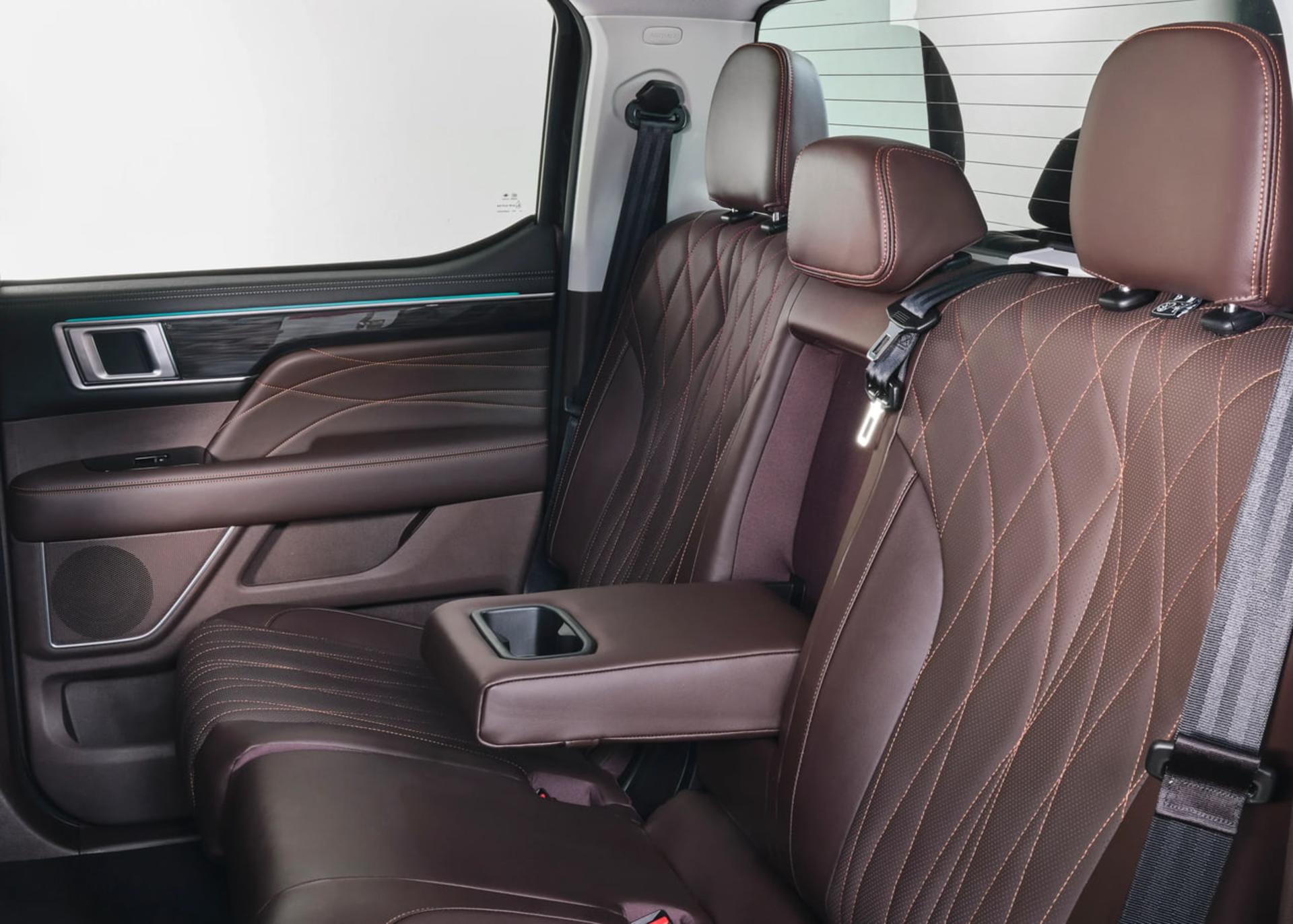 صندلی‌های عقب چرمی قهوه‌ای با دوخت الماسه در کابین فوتون تونلند V7 (Foton Tunland V7)