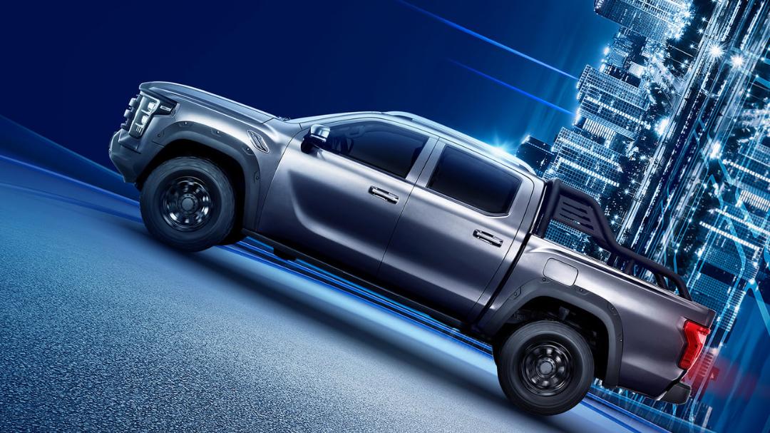 پیکاپ فوتون تونلند V7 (Foton Tunland V7) خاکستری در مسیر جاده‌ای شهری