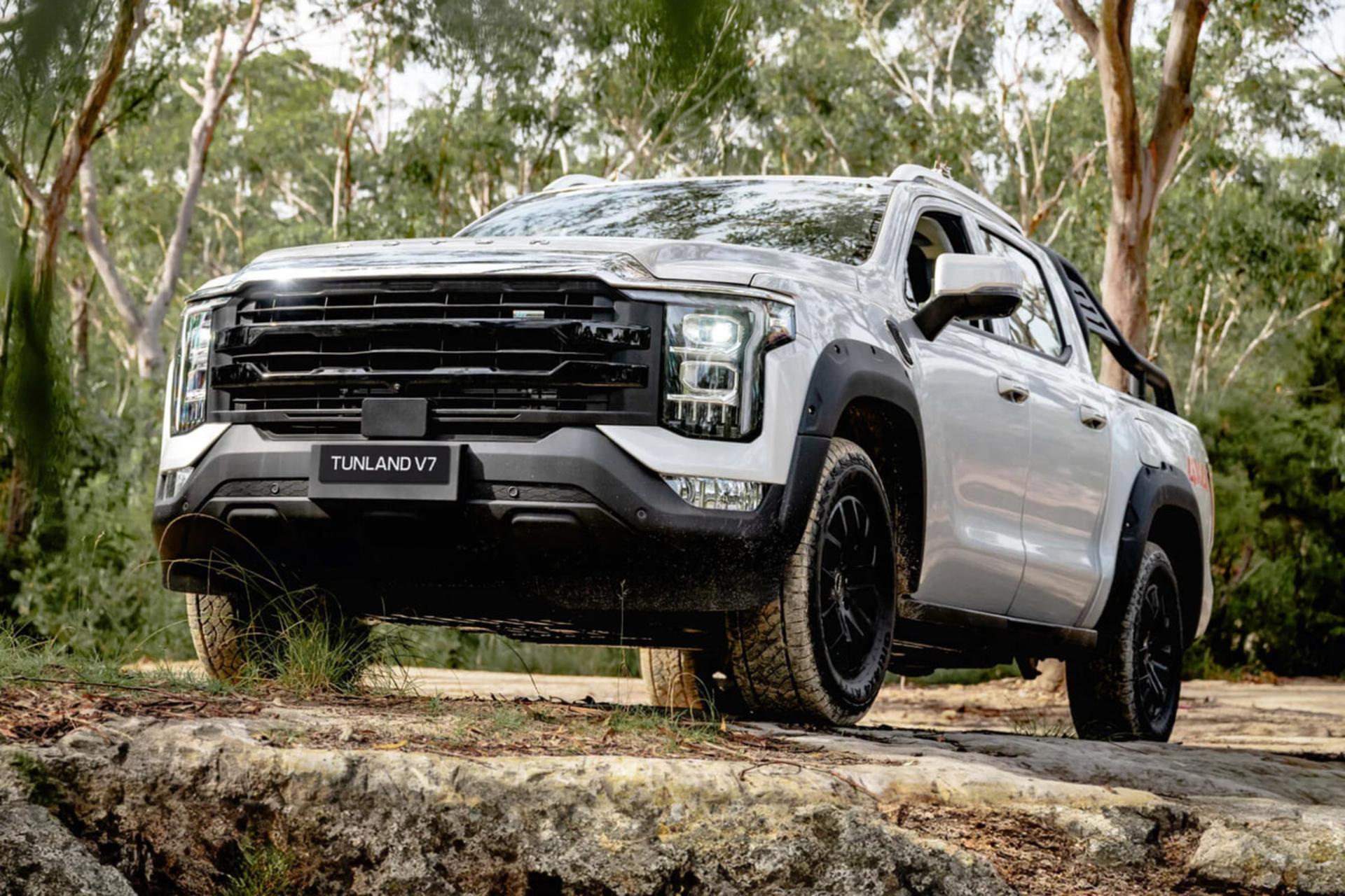 پیکاپ سفید رنگ فوتون تونلند (Foton Tunland) V7 در مسیر جنگلی