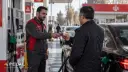 پرداخت هزینه سوخت با کارت بانکی در یک جایگاه پمپ بنزین