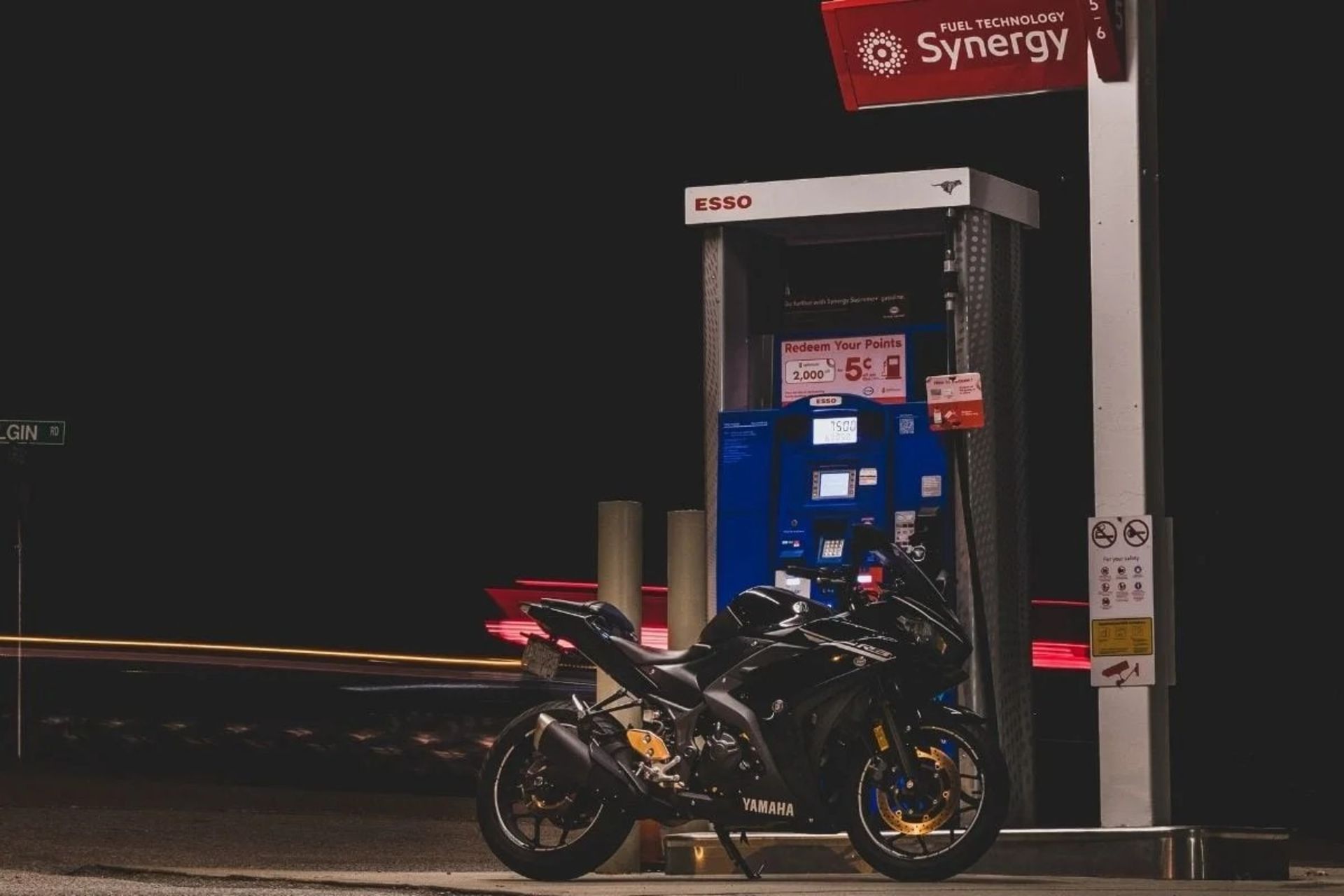 موتورسیکلت در پمپ بنزین