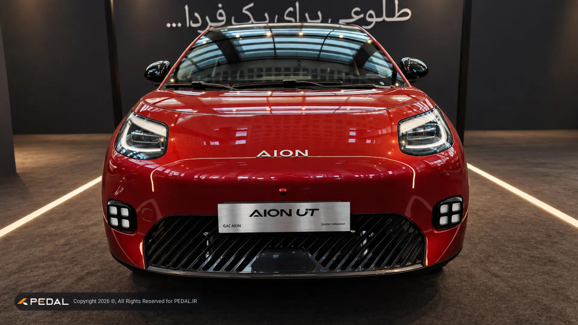 خودرو هاچ‌بک برقی گک آیون یوتی (Aion UT) قرمز رنگ در نمایشگاه