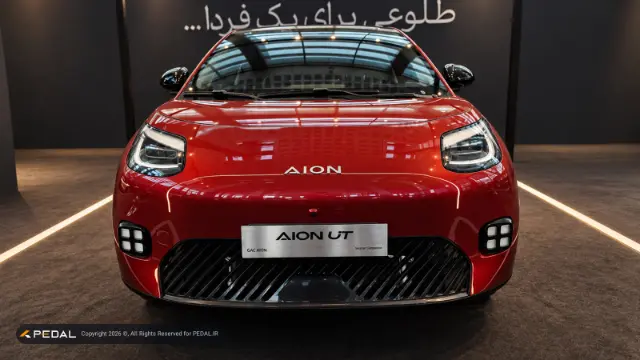خودرو هاچ‌بک برقی گک آیون یوتی (Aion UT) قرمز رنگ در نمایشگاه