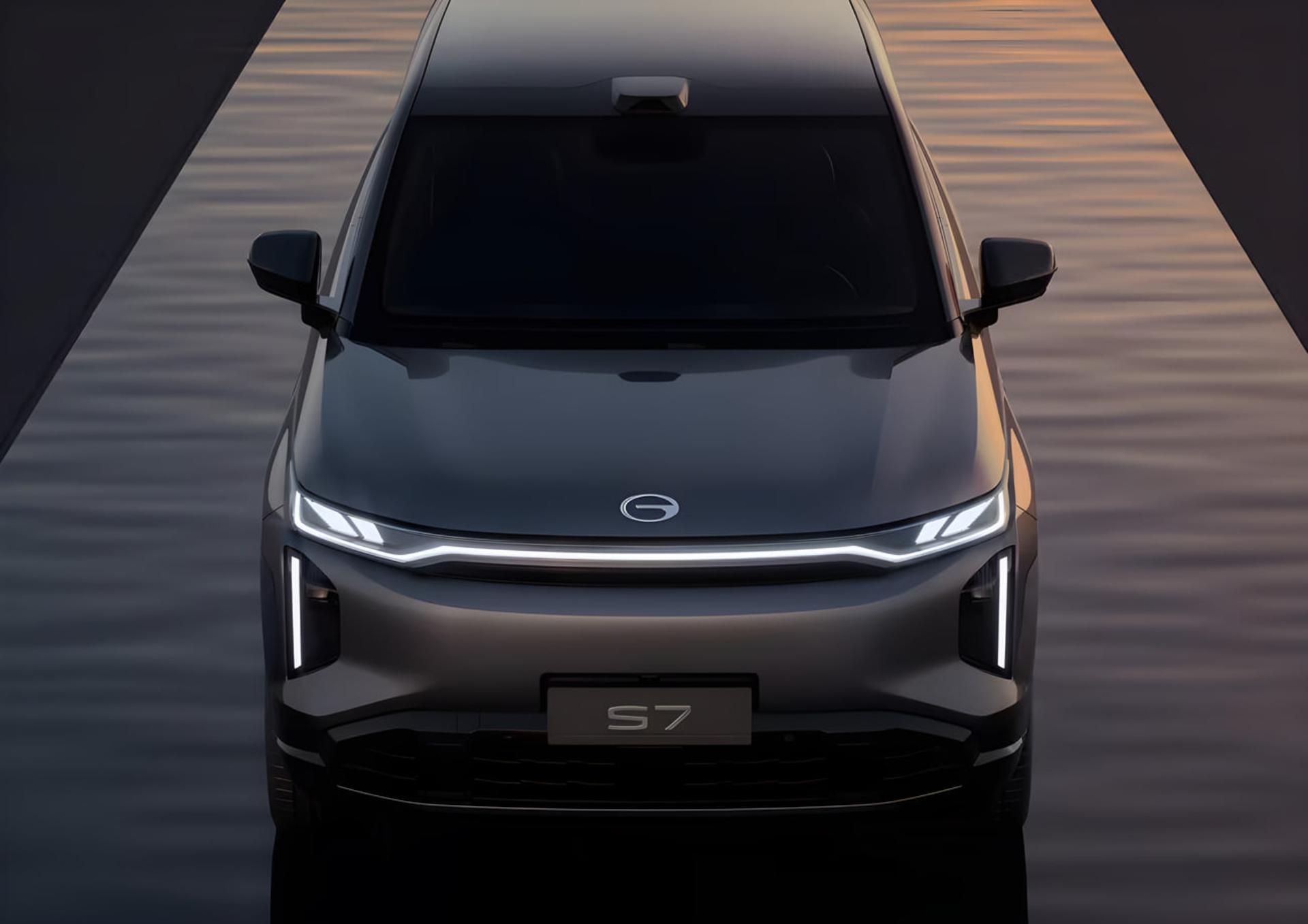 خودرو گک S7 (GAC S7) با چراغ‌های جلو روشن در مسیر آب